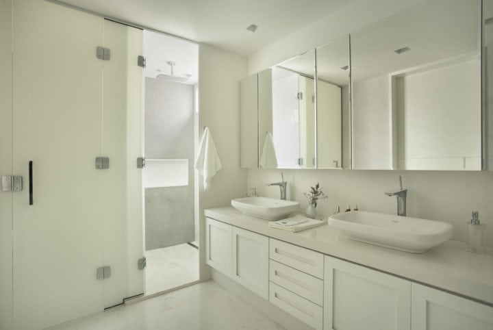 banheiro de suite do projeto de Roberta Devisate