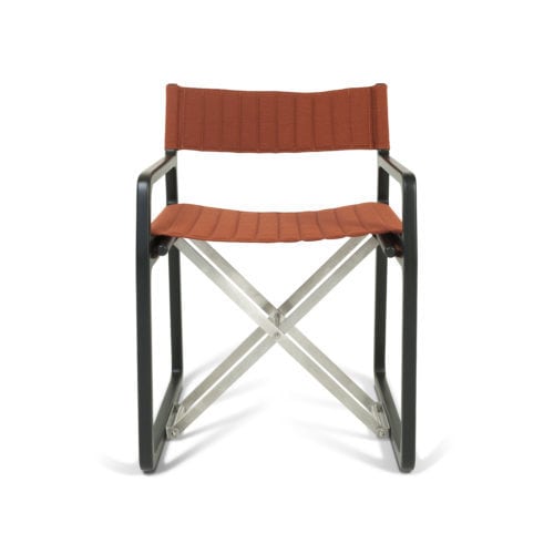 Versátil e despojada, a Cadeira Bumerangue tem mecanismo articulável. Estilo cadeira "diretor" , com tecido laranja.