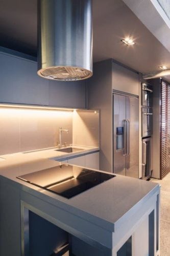 Cozinha estilo industrial , com armários e bancadas na cor cinza.