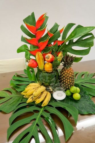 Arranjo tropical com folhas de adão, banana e abacaxi