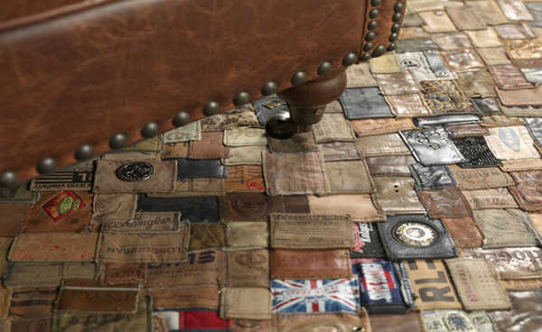 Upcycling, Esse  tapete é feito a partir das etiquetas de couro encontradas em calças  jeans.