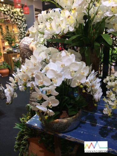 Arranjo de orquídeas artificiais.