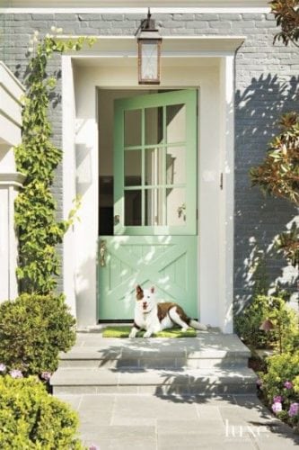A porta holandesa também é chamada de "Dutch Door". Porta dividida ao meio, perfeita para quem tem cachorro.
