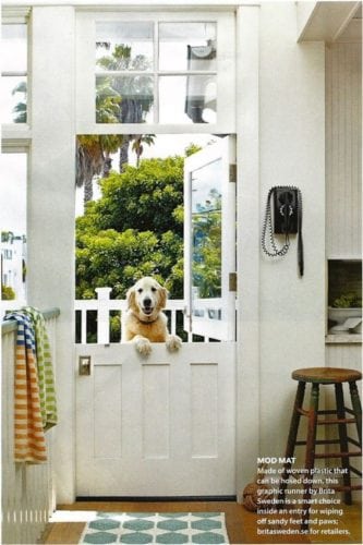 A porta holandesa também é chamada de "Dutch Door". Porta dividida ao meio, funcionalidade para quem tem cachorro.