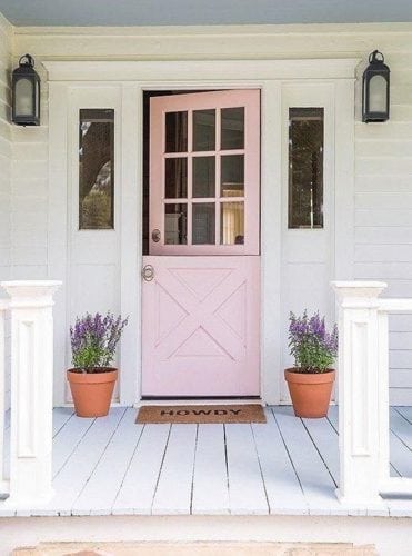 A porta holandesa também é chamada de "Dutch Door". Porta dividi ao meio, pintada de rosa claro, na entrada de casa.
