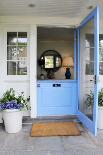 A porta holandesa também é chamada de "Dutch Door". Porta dividida ao meio, pintada de turquesa, na entrada da casa.