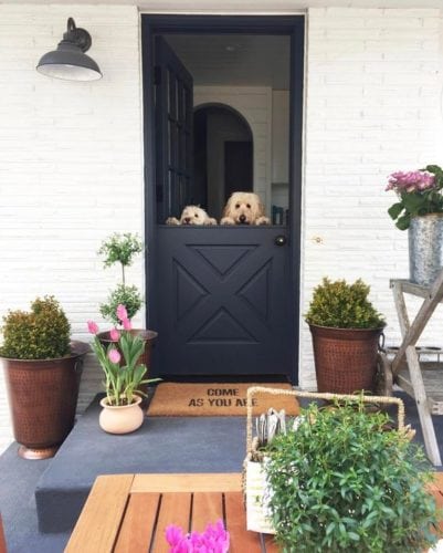 A porta holandesa também é chamada de "Dutch Door". 