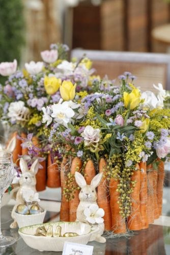 Decoração de Páscoa, arranjo de flores com cachepot feito de cenouras.