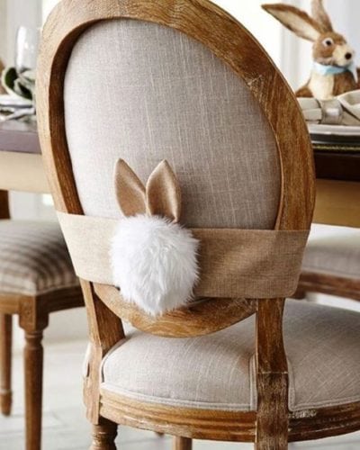 Decoração de Páscoa, cadeira enfeitada com orelhinhas .