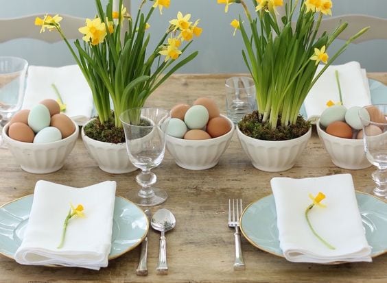 Inspiração e super dicas para a sua decoração de Páscoa. Mesa de Páscoa com bowls cheio de ovos de verdade