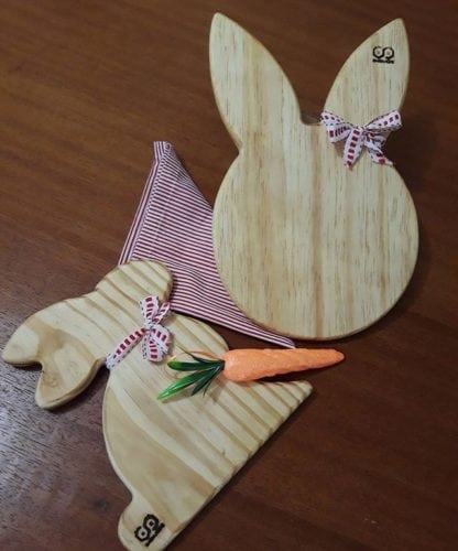 Inspiração e super dicas para a sua decoração de Páscoa. Tabuas em madeira com formato de orelhas e coelhos