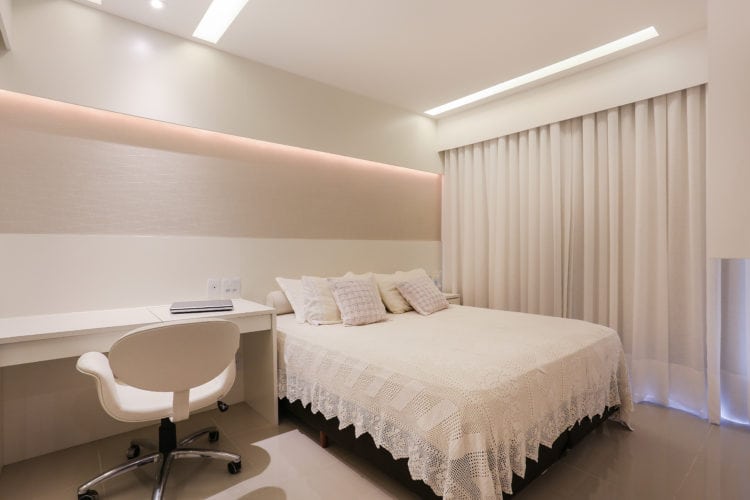 Com soluções de arquitetura, apartamento de 90m² ganha mais espaço e conforto. Quarto com iluminação indireta.