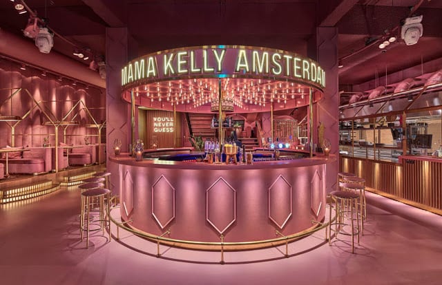Restaurante MaMa kelly em Amsterdã decorado todo em Pink, bar central com detalhes em dourado.