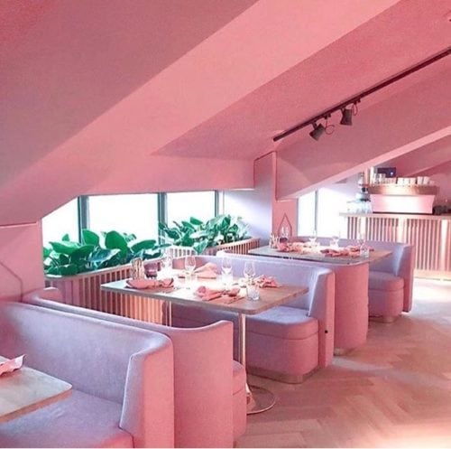 Restaurante MaMa kelly em Amsterdã decorado todo em Pink, inclusive teto e paredes pintados dessa cor.