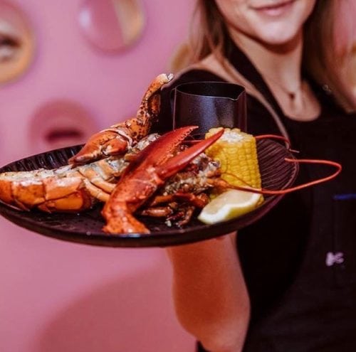 Restaurante MaMa kelly em Amsterdã decorado todo em Pink, foto do prato de lagosta , uma das especialidades da casa além do frango.