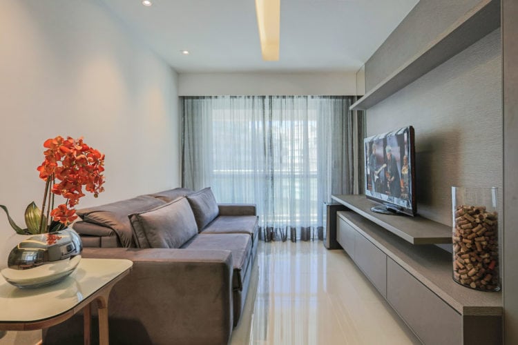 Com soluções de arquitetura, apartamento de 90m² ganha mais espaço e conforto. Sala com detalhe de iluminação, um rasgo no gesso.