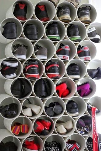 Organizando os sapatos no tubo de PVC.