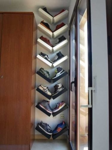 Inspirações para arrumar os sapatos, prateleiras no cantinho "morto", entre o armário e a janela.