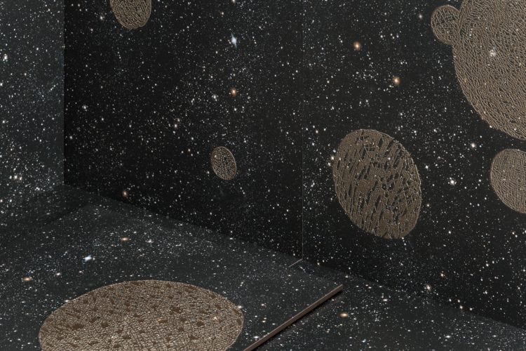 Noites estreladas e cinema inspiram coleção dos Irmãos Campana para marca de revestimentos cerâmicos. Porcelanato com fundo preto e estampado com estrelas e planetas.