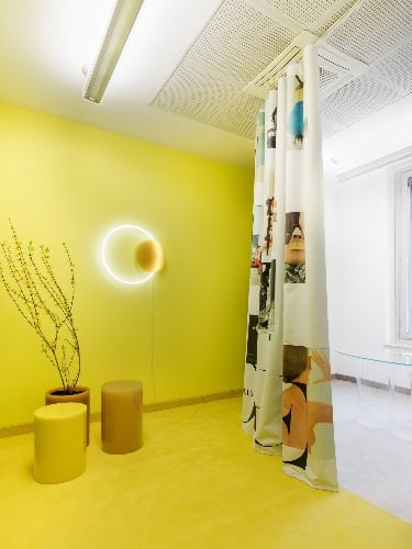Sabine Marcelis, com sede em Roterdã, transformou o escritório do diretor de criação em duas seções divididas por uma cortina no escritorio da Vogue