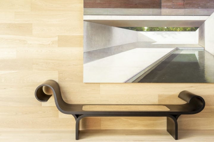 Poltrona Marquesa de Niemeyer na sala da casa da arvore da suite arquitetos para casacor sp