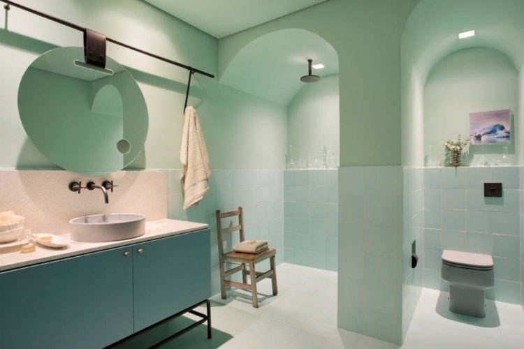CASACOR SP: Ambiente Léo Shehtman, Casa dos arcos. Banheiro todo pintado em cor de verde clarinho e arcos na parede. 