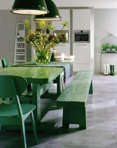 Decorando com os signos, a casa do Taurino. Cozinha com mesa e cadeiras verdes.