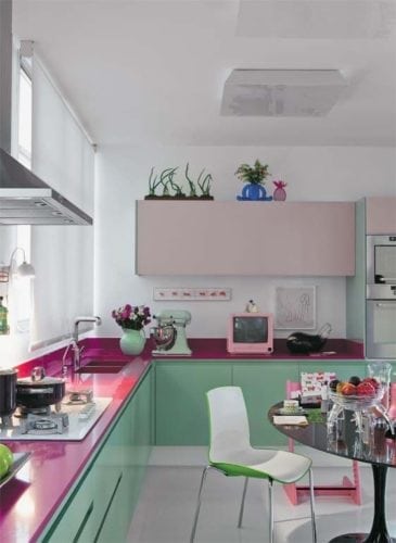 Decorando com os signos, a casa do Taurino. Cozinha com armários verde e rosa, aconchegante.