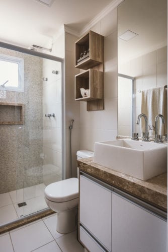 banheiro do casal do apartamento assinado por MVA Arquitetura