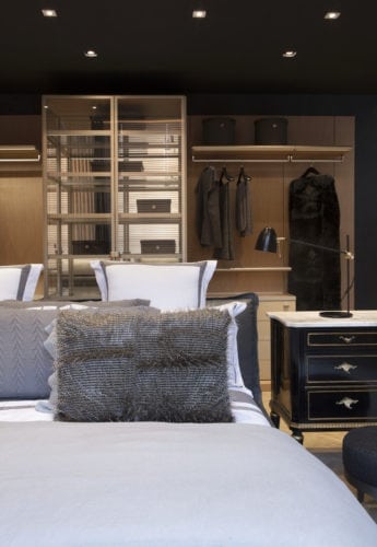 cama e armários da suite master, assinada por Marlon Gama para CasaCor SP