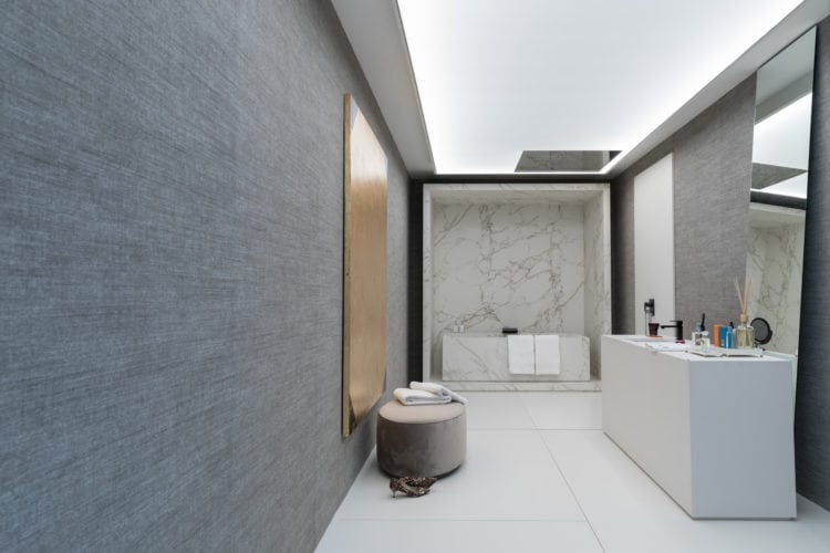 Espaço de João Armentano na Casa Cor SP 2018. Banheiro moderno com chuveiro no teto e aberto .