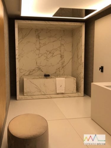 Espaço de João Armentano na Casa Cor 2018. No banheiro , uma banheira esculpida e inserida em um nicho.