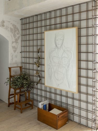 Grafite de Gal Oppido, intitulado como ‘Desenho Vidro’ na cozinha matriz da Triart Arquitetura para CasaCor sp