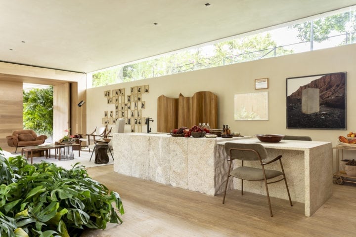 Pia em pedra sabão na casa da arvore assinada por suite arquitetura para casacor sp 2018