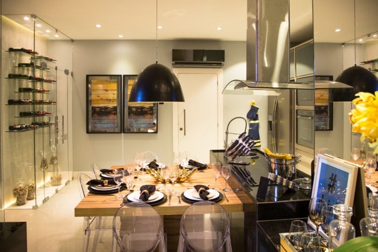 Baixo custo e hightech, proposta do apartamento decorado de 58m2. Cozinha integrada.