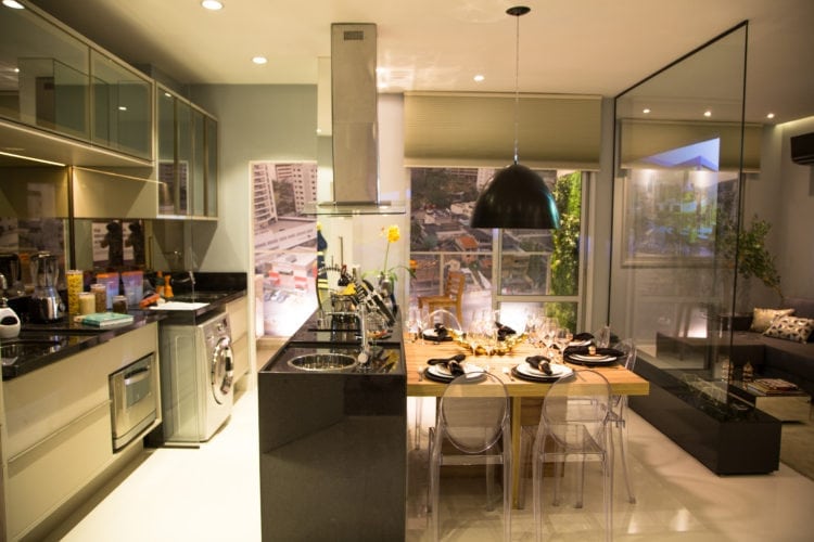 Baixo custo e hightech, proposta do apartamento decorado de 58m2. Cozinha integrada e película de vidro que permite a projeção da imagem nos dois lados.