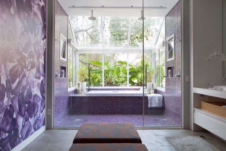 O clima descontraído do Rio de Janeiro, em uma casa em São Paulo de 720m2. Banheiro com banheira na bay window