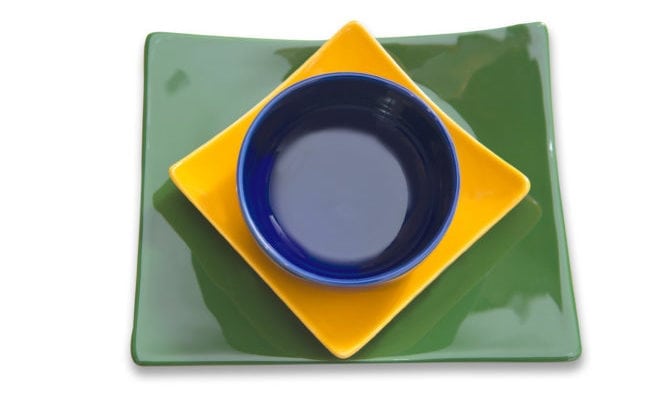 Pratos verde, amarelo e azul para servir na Copa