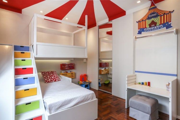 Decoração de quarto de criança, tem como inspiração, um Picadeiro. Faixas vermelhas e brancas pintadas no teto , remetem ao céu do picadeiro.