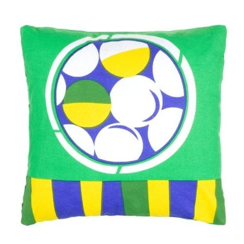 Dicas e inspirações para receber os amigos nos jogos da Copa do Mundo 2018. Capa de almofada com as cores do Brasil.