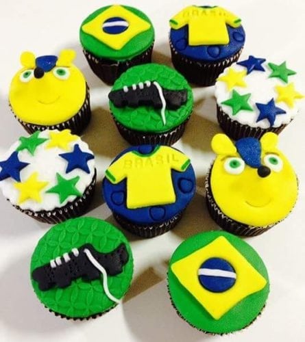 Dicas e inspirações para receber os amigos nos jogos da Copa do Mundo . Cup Cakes temáticos , com a bandeira do brasil e chuteiras enfeitando. 