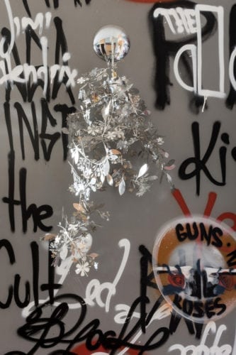 Estilo Zen Rock and Roll, na decoração de um apartamento em São Paulo. Parede grafitada.