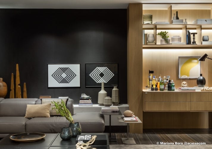 Parede preta sofa e bar na sala da Klaxon Arquitetura para CasaCor SC foto de Mariana Boro