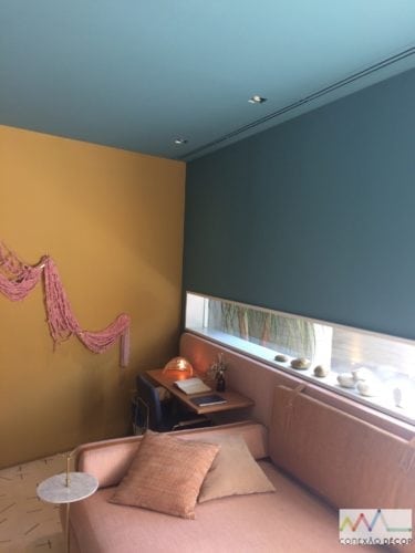 Espaço de Melina Romano na Casa Cor 2018. Teto pintado de azul, continuação da mesma cor na parede .