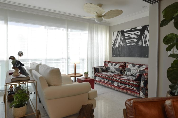sofá com tecido da Adriana barra no Apartamento no Le Parc Salvador, assinado por Manarelli Guimaraes e fotos de Marcelo Negromonte