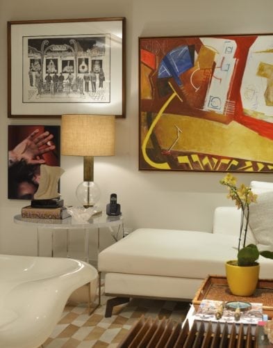 quadros na Sala do Apartamento no Le Parc Salvador, assinado por Manarelli Guimaraes e fotos de Marcelo Negromonte