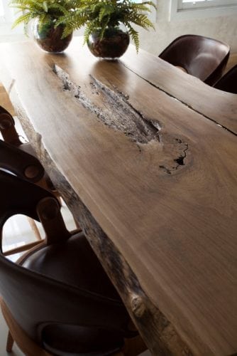 Beleza bruta da natureza, detalhe na mesa de jantar em madeira resgatada da Natureza.