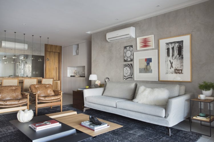 Sala com parede cinza em pintura especial, sofá cinza, cadeiras do design Sergio Rodrigues,