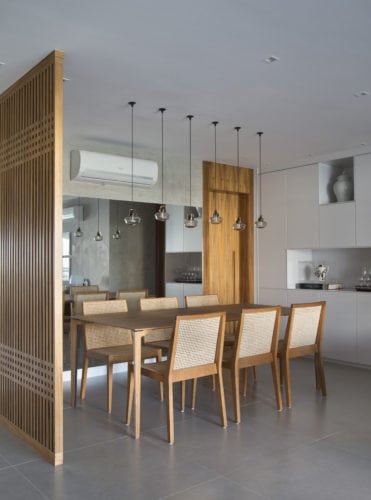 Sala de jantar com cadeiras em madeira do design Jader Almeida .