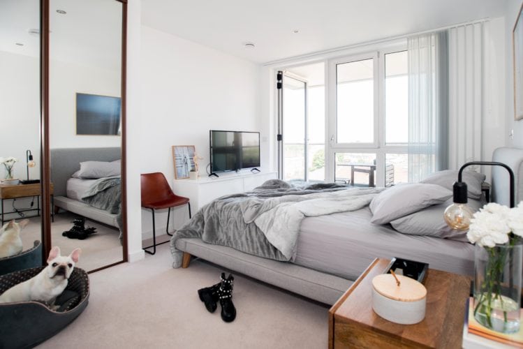 Arquitetas cariocas assinam o décor de apartamento em Londres. Quarto com ampla cama de casal e varanda